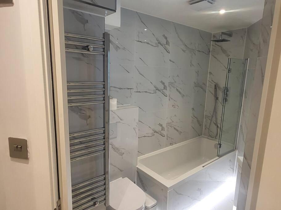 Entire Reigate Apartment Hosted By Pius Exterior foto