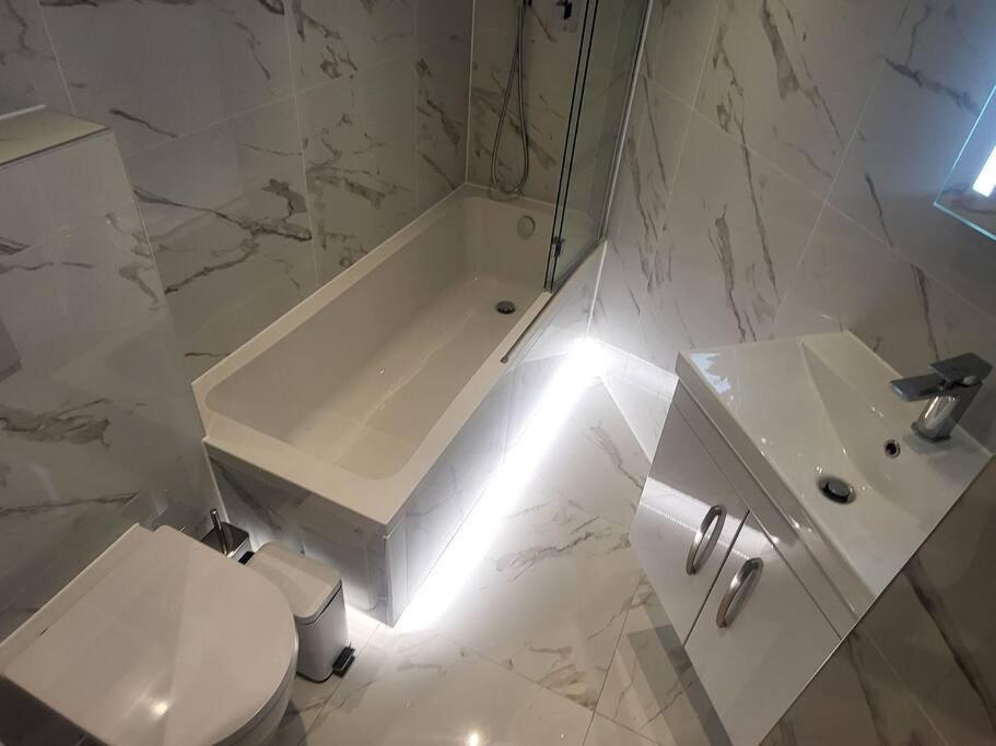 Entire Reigate Apartment Hosted By Pius Exterior foto